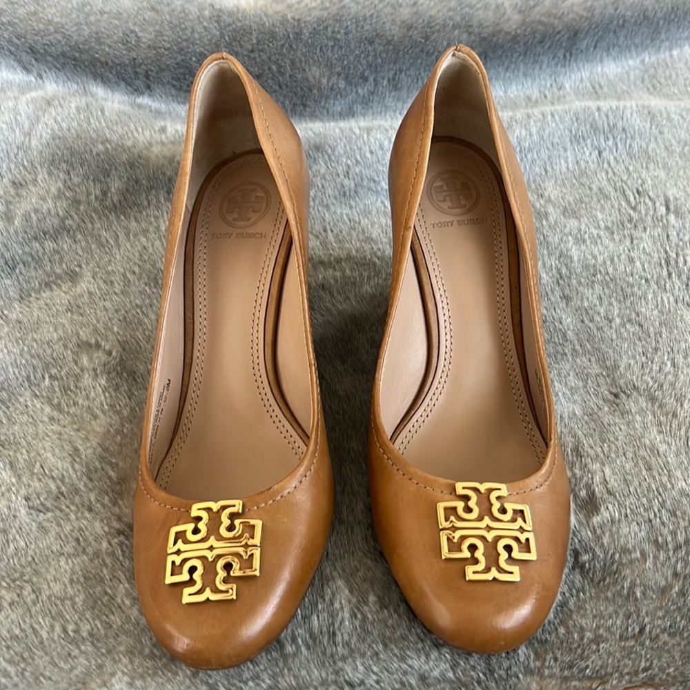 Selling Tory Burch shoes. I have worn a few times. In mint condition.
